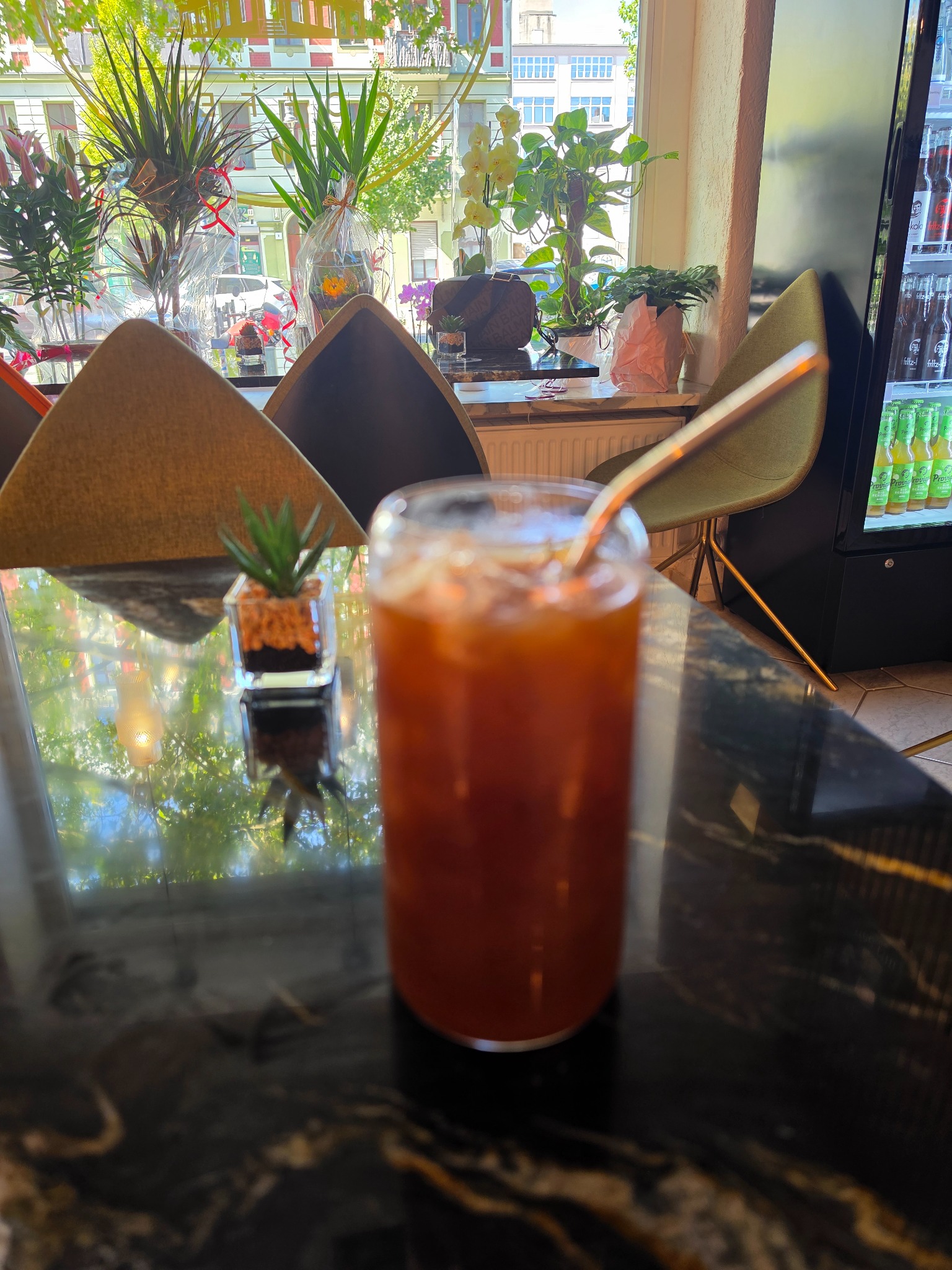 Heller Sitzbereich im Dark House Coffee