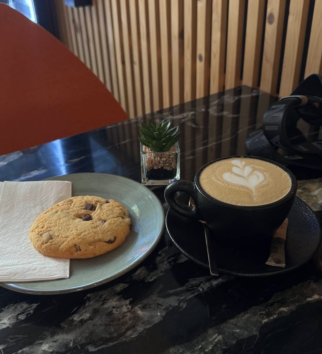 Cappuccino mit Chocolate-Chip-Cookie