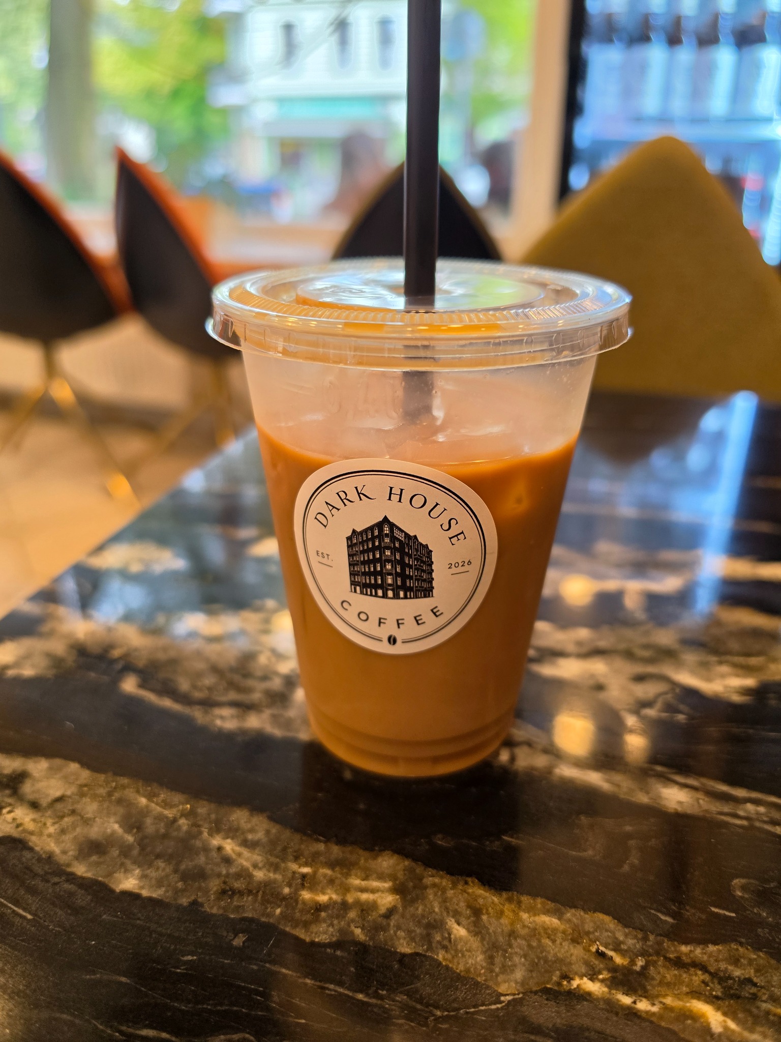 Iced Coffee mit Dark-House-Coffee-Logo