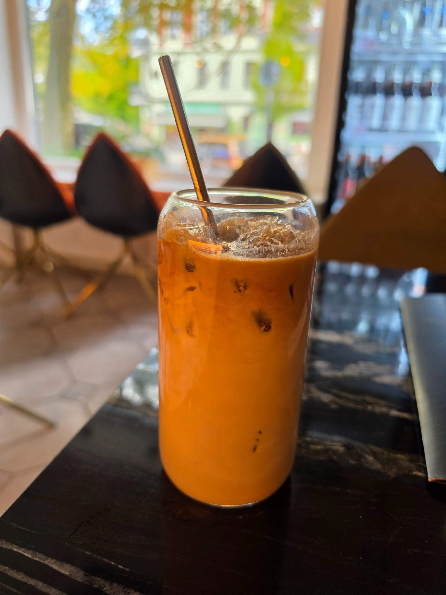 Iced Coffee im Glas im Dark House Coffee