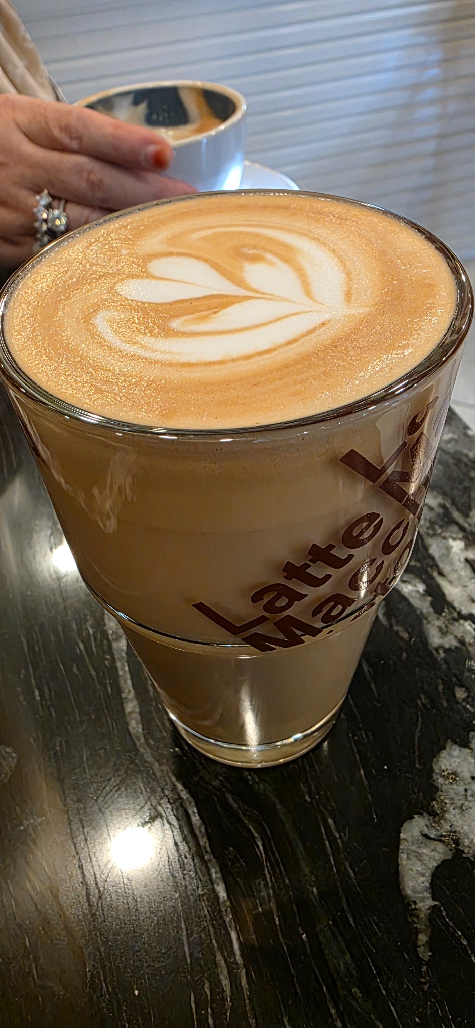 Latte Macchiato mit Latte Art im Glas