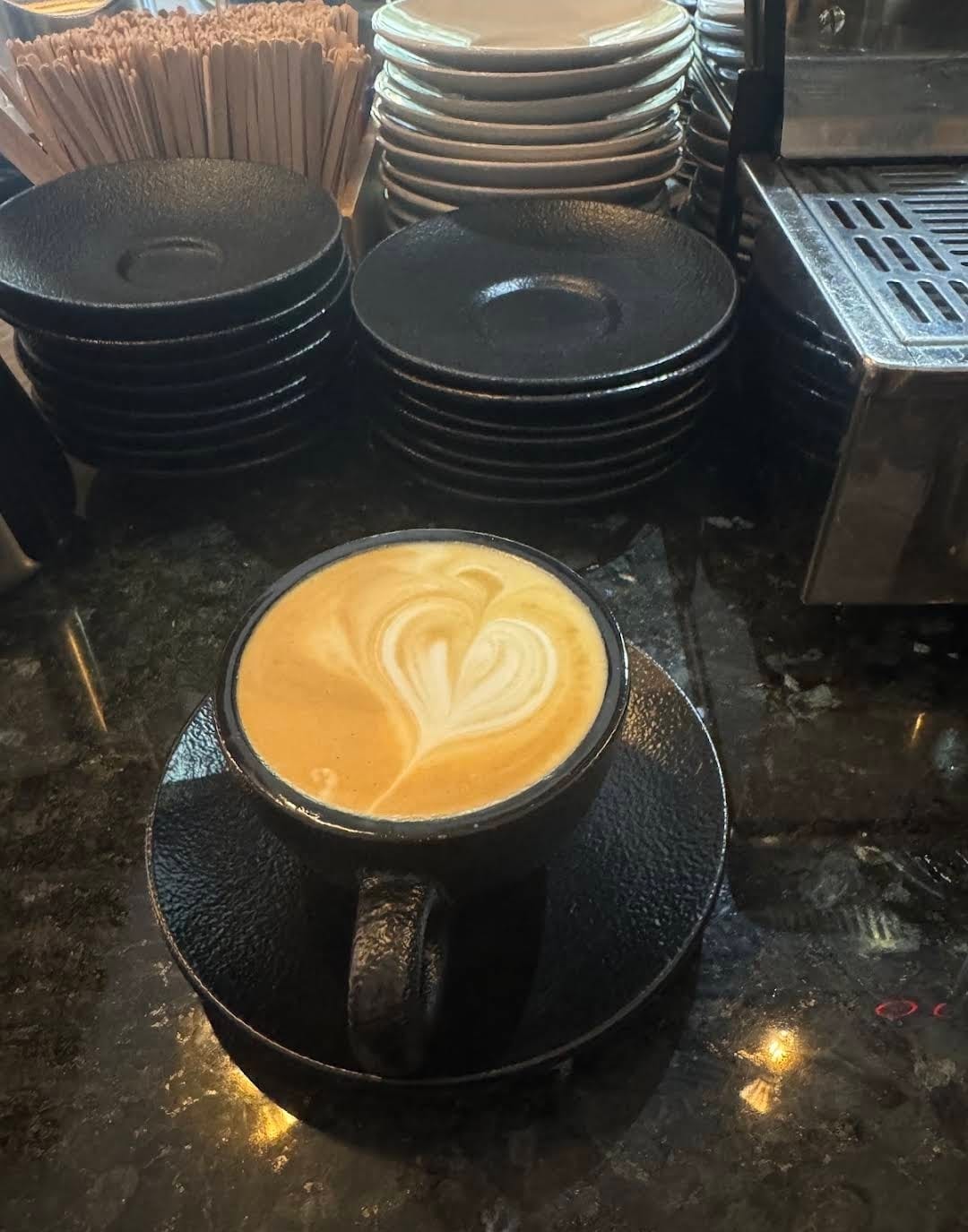Frisch zubereiteter Cappuccino an der Kaffeemaschine