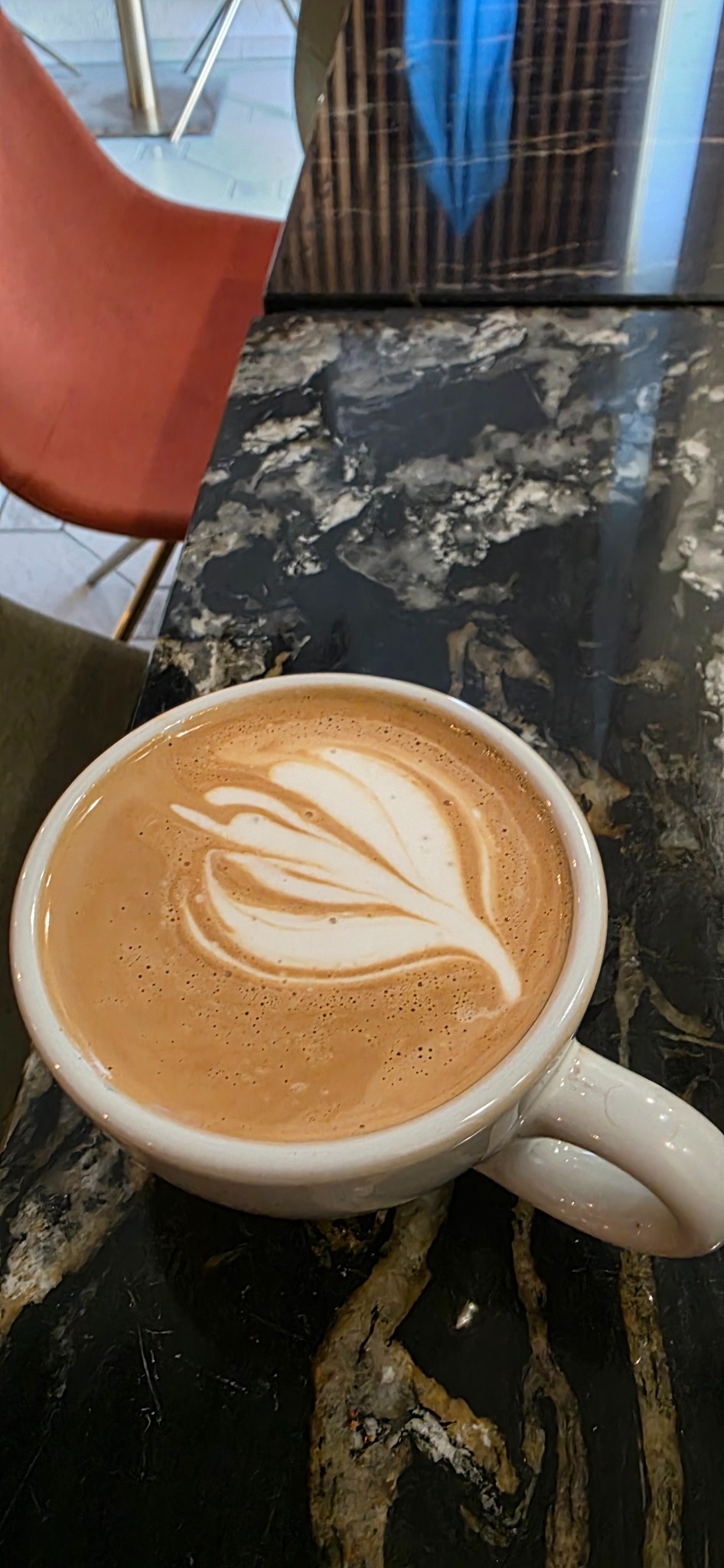 Milchkaffee mit Latte Art in weißer Tasse
