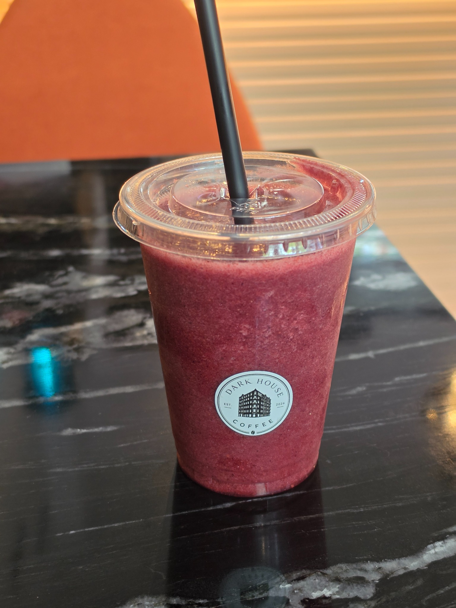 Fruchtiger Smoothie im Dark-House-Coffee-Becher